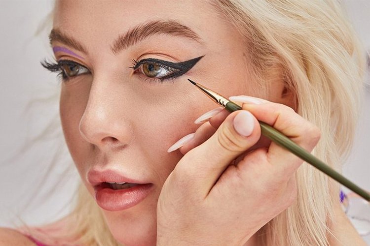 Easy Step-by-Step Guide to the Bat Wing Eyeliner Look